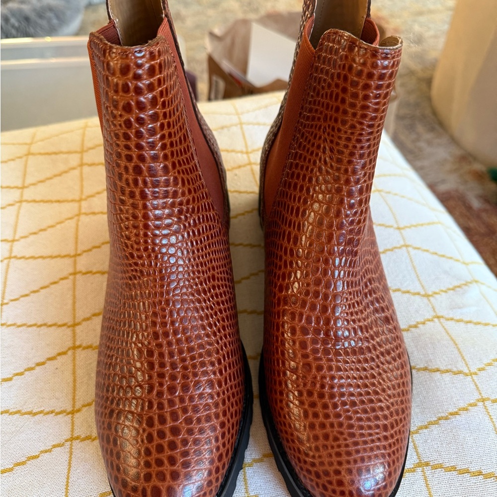 Andre Assous Textured Lug Sole Ankle Boots Peggy Chelsea Booties New 8.5 - Picture 2 of 7